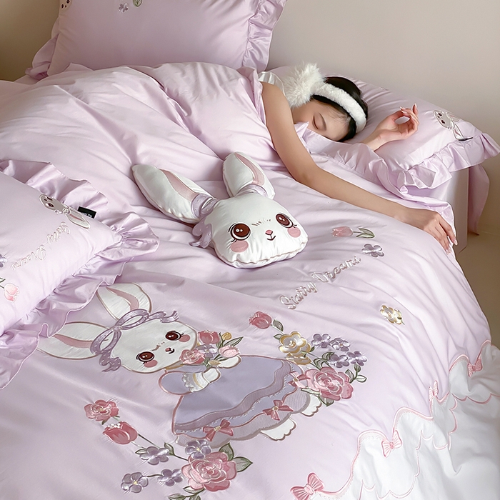 91家纺网 家纺一手货源 找家纺 （总）卡姿家纺 2026秋冬全棉60支长绒棉软萌贴布绣四件套—花花兔精灵