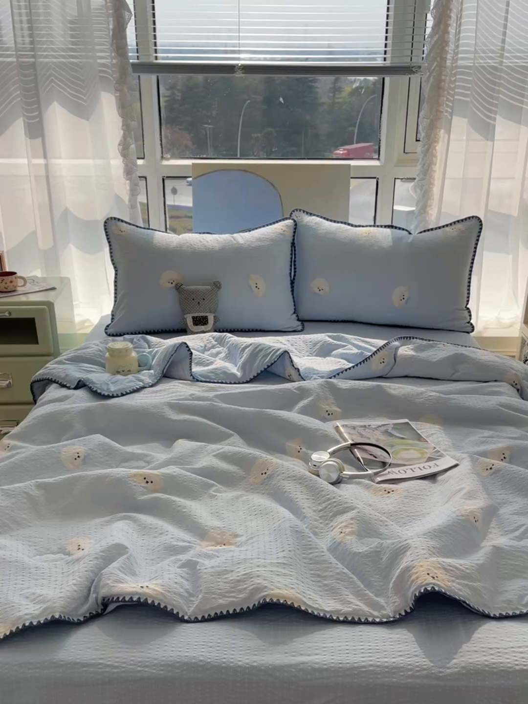 91家纺网 家纺一手货源 找家纺 几禾 2026春夏新款泡芙纱贝壳边夏被夏凉被空调被四件套 欧包-蓝领结狗