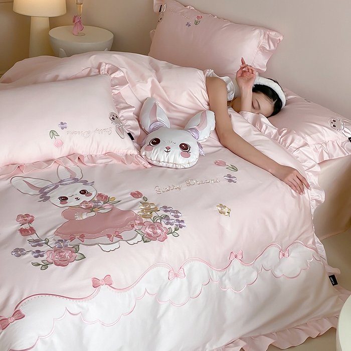 卡姿家纺 2026秋冬全棉60支长绒棉软萌贴布绣四件套—花花兔精灵 花花兔精灵-粉
