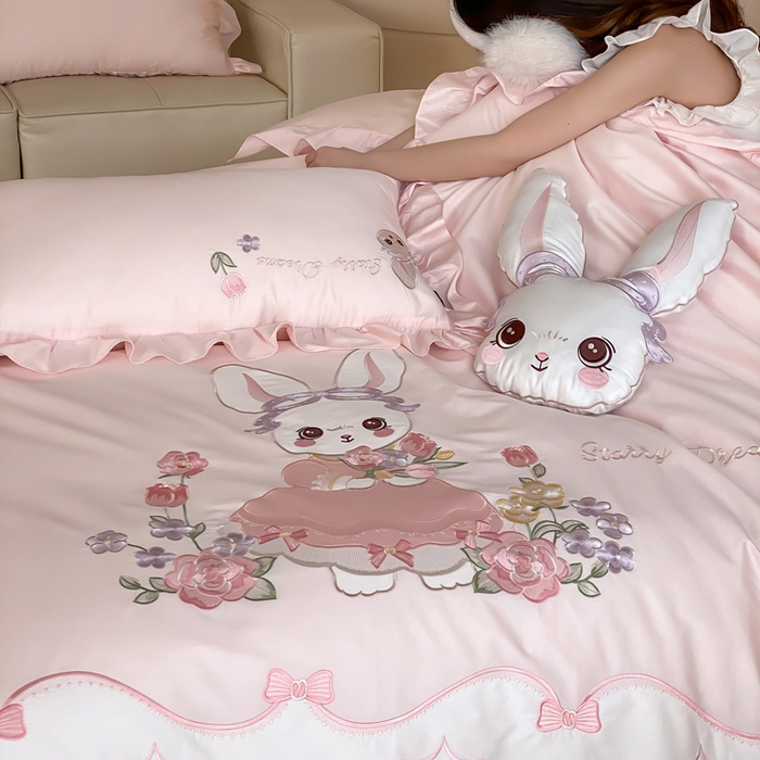 91家纺网 家纺一手货源 找家纺 卡姿家纺 2026秋冬全棉60支长绒棉软萌贴布绣四件套—花花兔精灵 花花兔精灵-粉