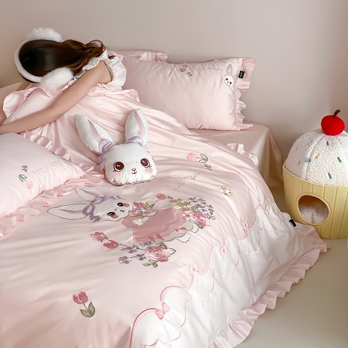 91家纺网 家纺一手货源 找家纺 卡姿家纺 2026秋冬全棉60支长绒棉软萌贴布绣四件套—花花兔精灵 花花兔精灵-粉