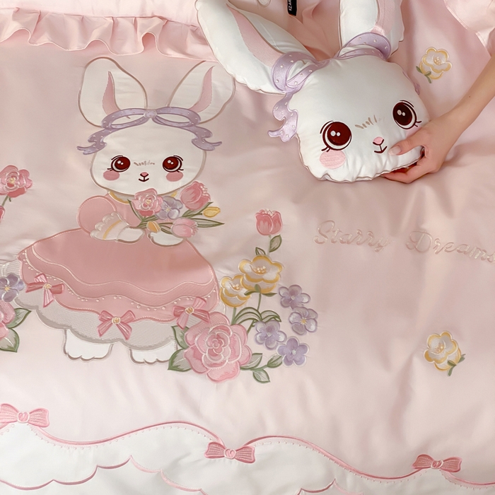 91家纺网 家纺一手货源 找家纺 卡姿家纺 2026秋冬全棉60支长绒棉软萌贴布绣四件套—花花兔精灵 花花兔精灵-粉