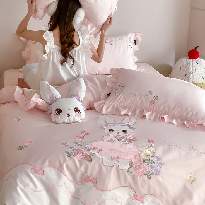 91家纺网 家纺一手货源 找家纺 卡姿家纺 2026秋冬全棉60支长绒棉软萌贴布绣四件套—花花兔精灵 花花兔精灵-粉