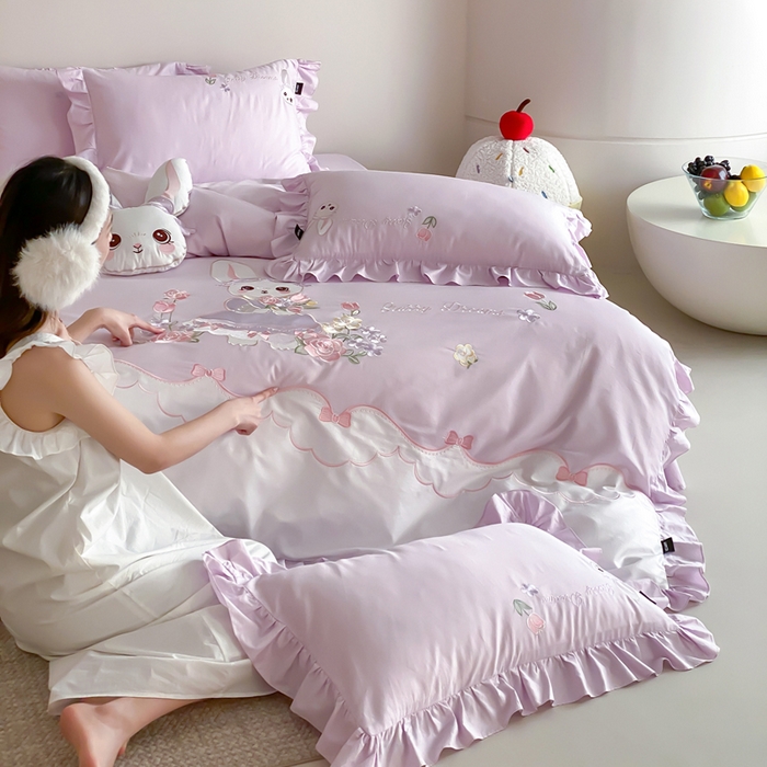 91家纺网 家纺一手货源 找家纺 卡姿家纺 2026秋冬全棉60支长绒棉软萌贴布绣四件套—花花兔精灵 花花兔精灵-紫