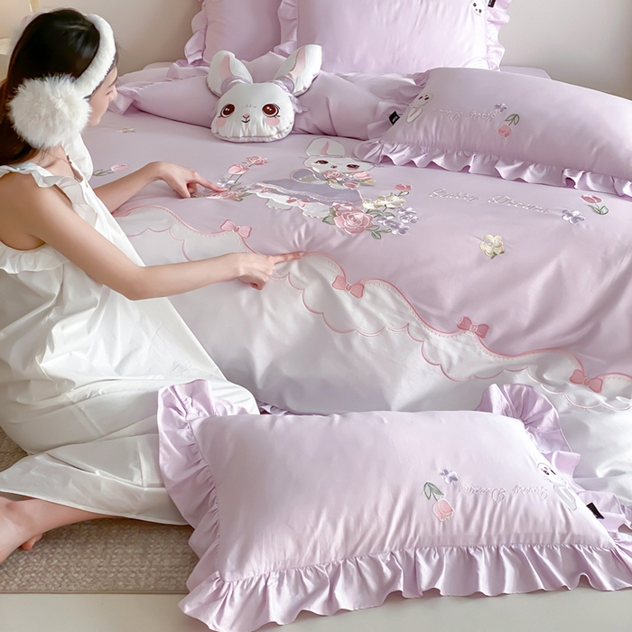 91家纺网 家纺一手货源 找家纺 卡姿家纺 2026秋冬全棉60支长绒棉软萌贴布绣四件套—花花兔精灵 花花兔精灵-紫