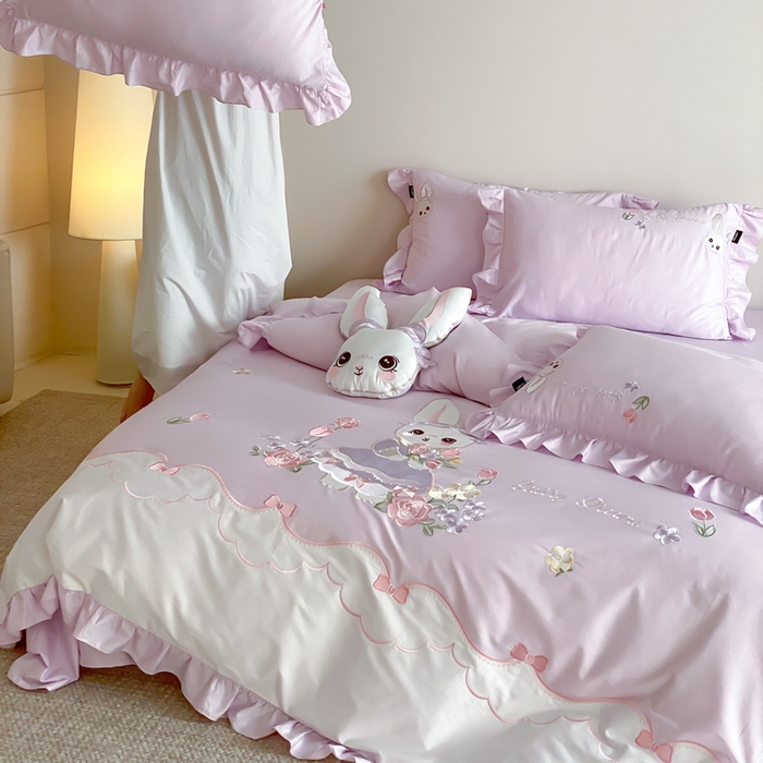 91家纺网 家纺一手货源 找家纺 卡姿家纺 2026秋冬全棉60支长绒棉软萌贴布绣四件套—花花兔精灵 花花兔精灵-紫