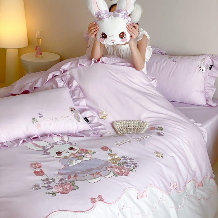 91家纺网 家纺一手货源 找家纺 卡姿家纺 2026秋冬全棉60支长绒棉软萌贴布绣四件套—花花兔精灵 花花兔精灵-紫