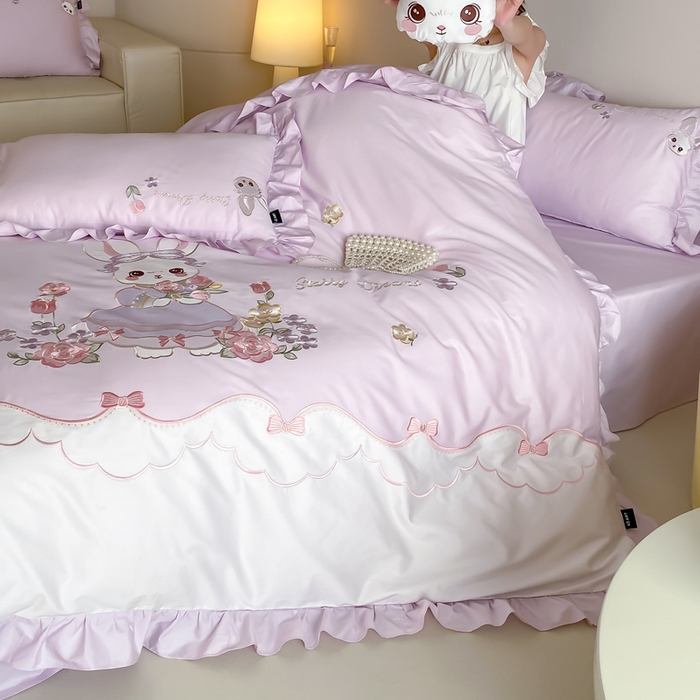 91家纺网 家纺一手货源 找家纺 卡姿家纺 2026秋冬全棉60支长绒棉软萌贴布绣四件套—花花兔精灵 花花兔精灵-紫