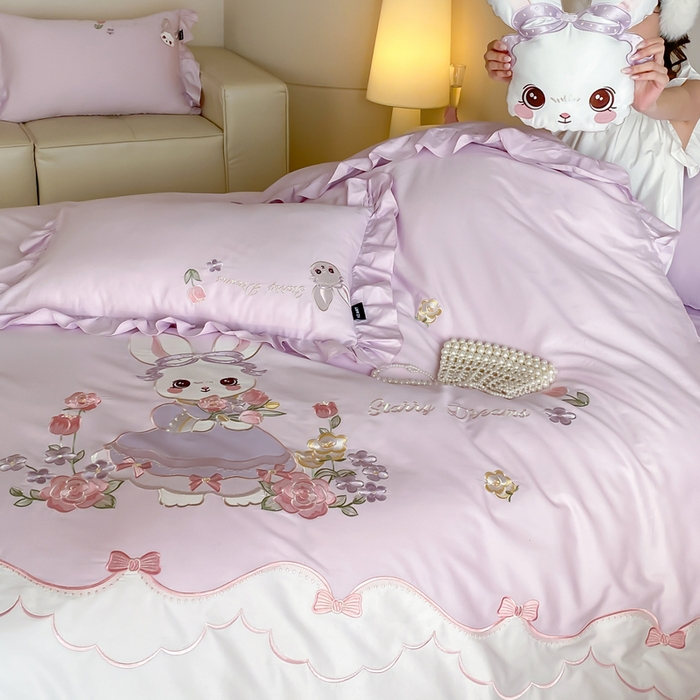 91家纺网 家纺一手货源 找家纺 卡姿家纺 2026秋冬全棉60支长绒棉软萌贴布绣四件套—花花兔精灵 花花兔精灵-紫