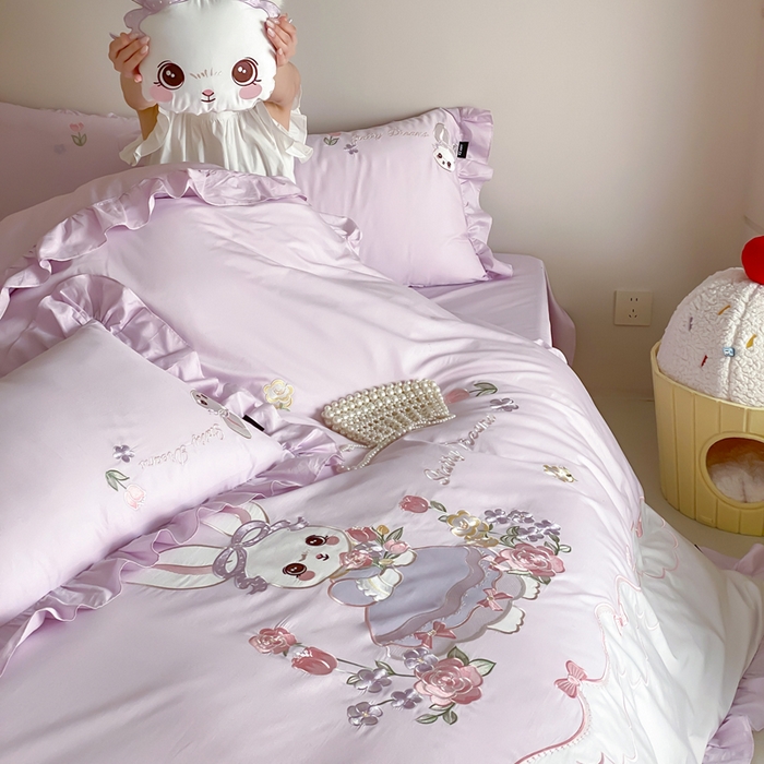 91家纺网 家纺一手货源 找家纺 卡姿家纺 2026秋冬全棉60支长绒棉软萌贴布绣四件套—花花兔精灵 花花兔精灵-紫