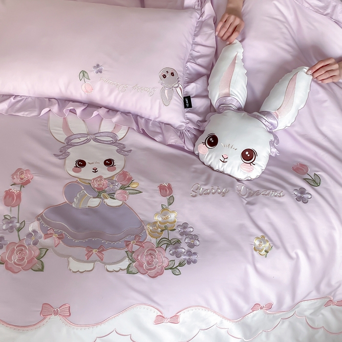 91家纺网 家纺一手货源 找家纺 卡姿家纺 2026秋冬全棉60支长绒棉软萌贴布绣四件套—花花兔精灵 花花兔精灵-紫