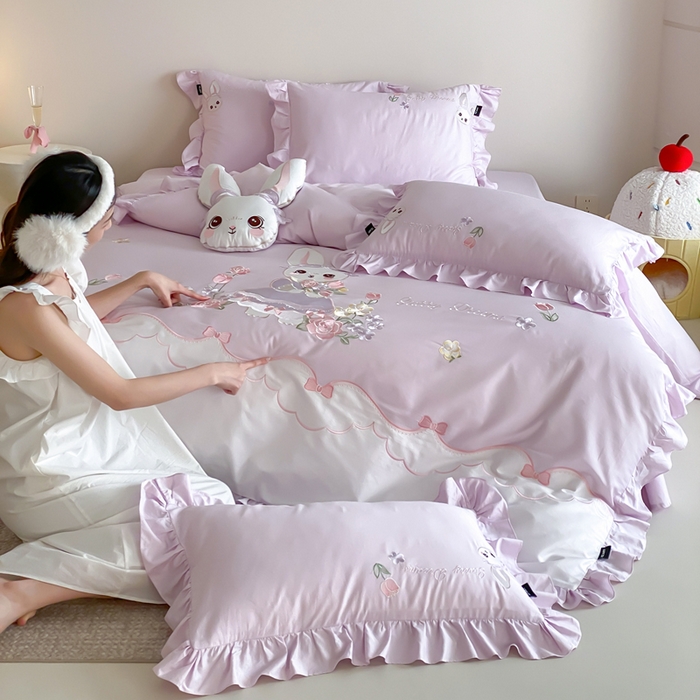 91家纺网 家纺一手货源 找家纺 卡姿家纺 2026秋冬全棉60支长绒棉软萌贴布绣四件套—花花兔精灵 花花兔精灵-紫