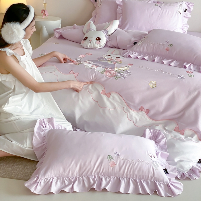 91家纺网 家纺一手货源 找家纺 卡姿家纺 2026秋冬全棉60支长绒棉软萌贴布绣四件套—花花兔精灵 花花兔精灵-紫