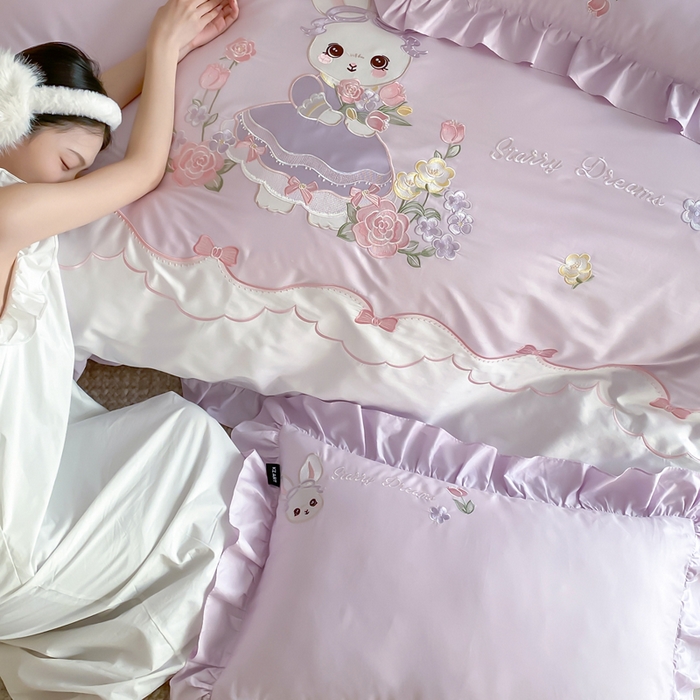 91家纺网 家纺一手货源 找家纺 卡姿家纺 2026秋冬全棉60支长绒棉软萌贴布绣四件套—花花兔精灵 花花兔精灵-紫