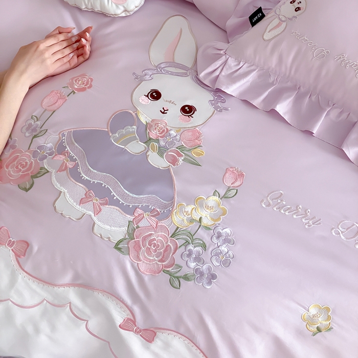 91家纺网 家纺一手货源 找家纺 卡姿家纺 2026秋冬全棉60支长绒棉软萌贴布绣四件套—花花兔精灵 花花兔精灵-紫