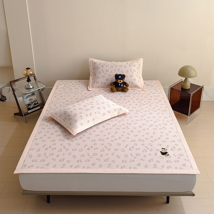 91家纺网 家纺一手货源 找家纺 几禾 2026春夏新款豹纹刺绣凉席空调软席凉席席子 小熊豹豹-粉 床席款