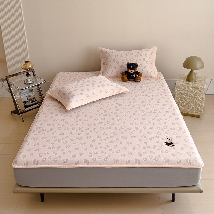 91家纺网 家纺一手货源 找家纺 几禾 2026春夏新款豹纹刺绣凉席空调软席凉席席子 小熊豹豹-粉 床席款