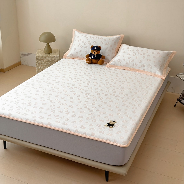 91家纺网 家纺一手货源 找家纺 几禾 2026春夏新款豹纹刺绣凉席空调软席凉席席子 小熊豹豹-玉色 床笠款