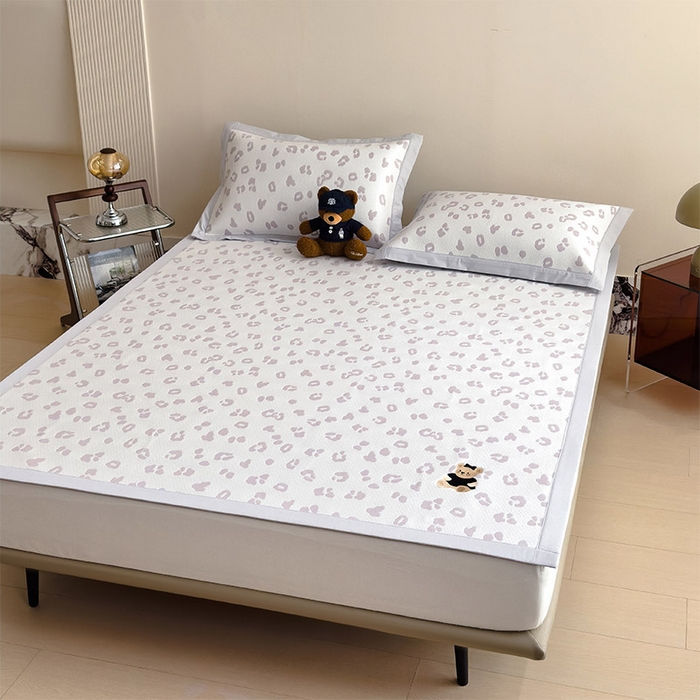 91家纺网 家纺一手货源 找家纺 几禾 2026春夏新款豹纹刺绣凉席空调软席凉席席子 小熊豹豹-浅粉 床席款