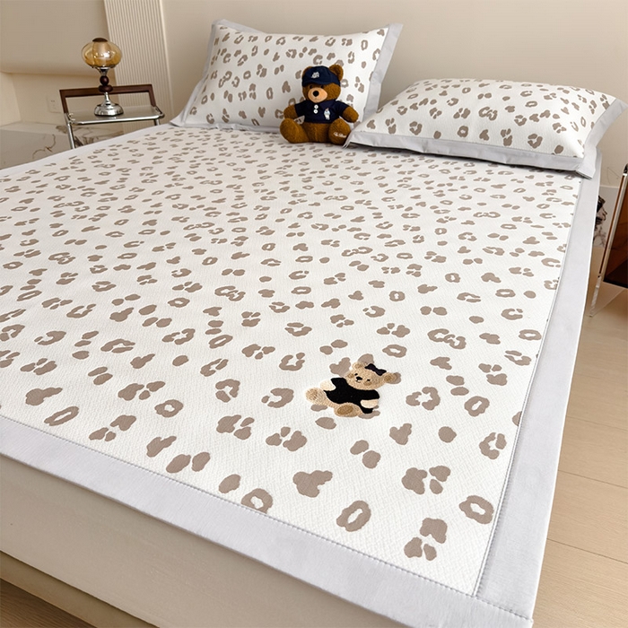 91家纺网 家纺一手货源 找家纺 几禾 2026春夏新款豹纹刺绣凉席空调软席凉席席子 小熊豹豹-浅咖 床席款