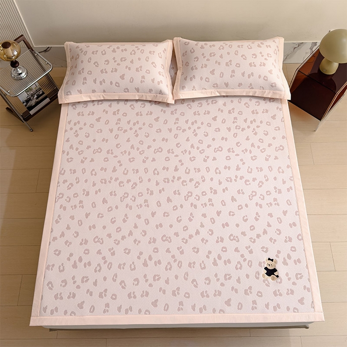 91家纺网 家纺一手货源 找家纺 几禾 2026春夏新款豹纹刺绣凉席空调软席凉席席子 小熊豹豹-粉 床席款