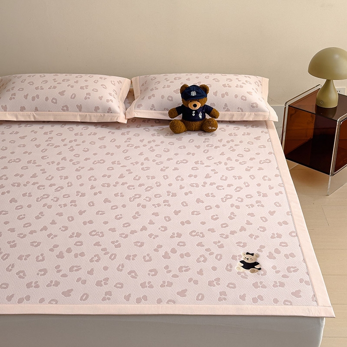 91家纺网 家纺一手货源 找家纺 几禾 2026春夏新款豹纹刺绣凉席空调软席凉席席子 小熊豹豹-粉 床席款