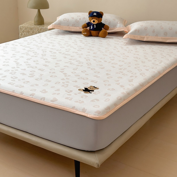 91家纺网 家纺一手货源 找家纺 几禾 2026春夏新款豹纹刺绣凉席空调软席凉席席子 小熊豹豹-玉色 床笠款