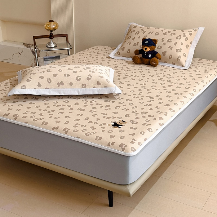 91家纺网 家纺一手货源 找家纺 几禾 2026春夏新款豹纹刺绣凉席空调软席凉席席子 小熊豹豹-咖 床笠款