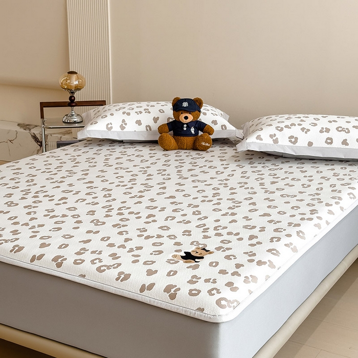 91家纺网 家纺一手货源 找家纺 几禾 2026春夏新款豹纹刺绣凉席空调软席凉席席子 小熊豹豹-浅咖 床笠款