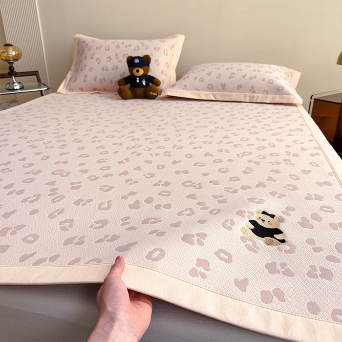 91家纺网 家纺一手货源 找家纺 几禾 2026春夏新款豹纹刺绣凉席空调软席凉席席子 小熊豹豹-粉 床席款