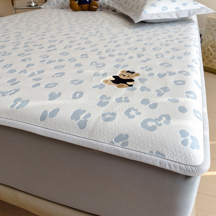 91家纺网 家纺一手货源 找家纺 几禾 2026春夏新款豹纹刺绣凉席空调软席凉席席子 小熊豹豹-浅蓝 床笠款