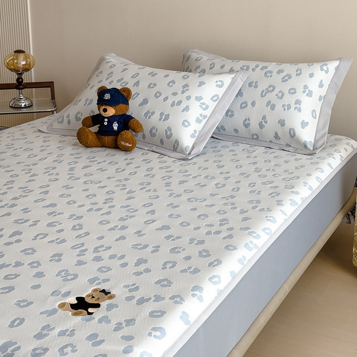 91家纺网 家纺一手货源 找家纺 几禾 2026春夏新款豹纹刺绣凉席空调软席凉席席子 小熊豹豹-浅蓝 床笠款