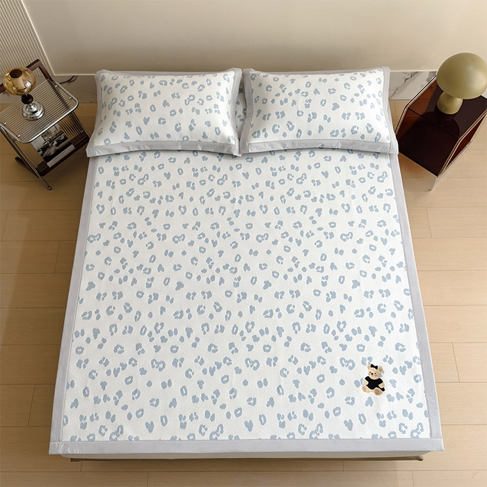 91家纺网 家纺一手货源 找家纺 几禾 2026春夏新款豹纹刺绣凉席空调软席凉席席子 小熊豹豹-浅蓝 床席款