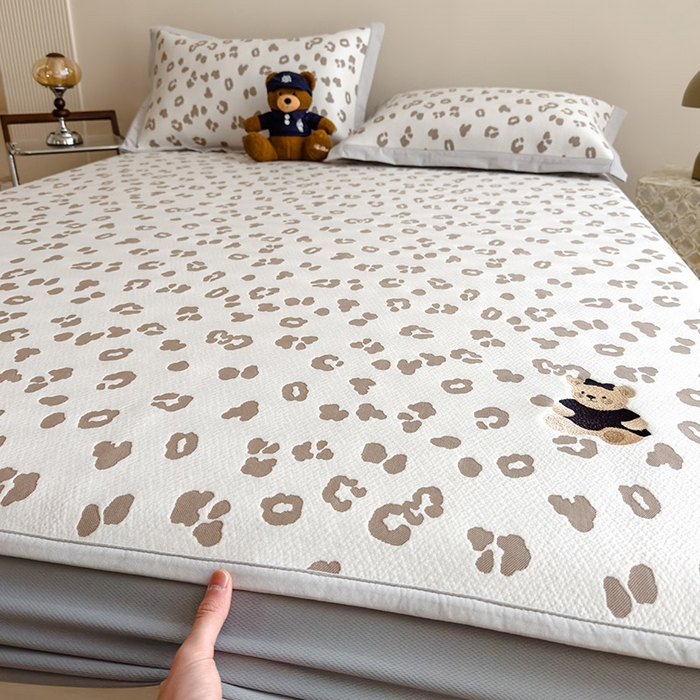 91家纺网 家纺一手货源 找家纺 几禾 2026春夏新款豹纹刺绣凉席空调软席凉席席子 小熊豹豹-浅咖 床笠款