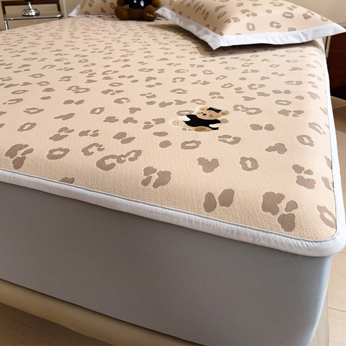 91家纺网 家纺一手货源 找家纺 几禾 2026春夏新款豹纹刺绣凉席空调软席凉席席子 小熊豹豹-咖 床笠款