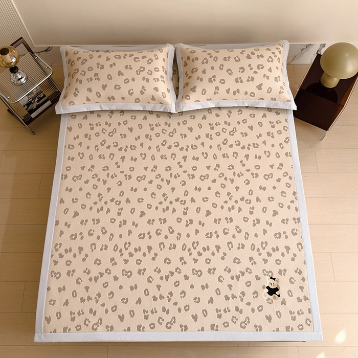 91家纺网 家纺一手货源 找家纺 几禾 2026春夏新款豹纹刺绣凉席空调软席凉席席子 小熊豹豹-咖 床席款