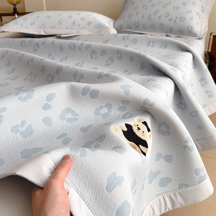 91家纺网 家纺一手货源 找家纺 几禾 2026春夏新款豹纹刺绣凉席空调软席凉席席子 小熊豹豹-蓝 床席款