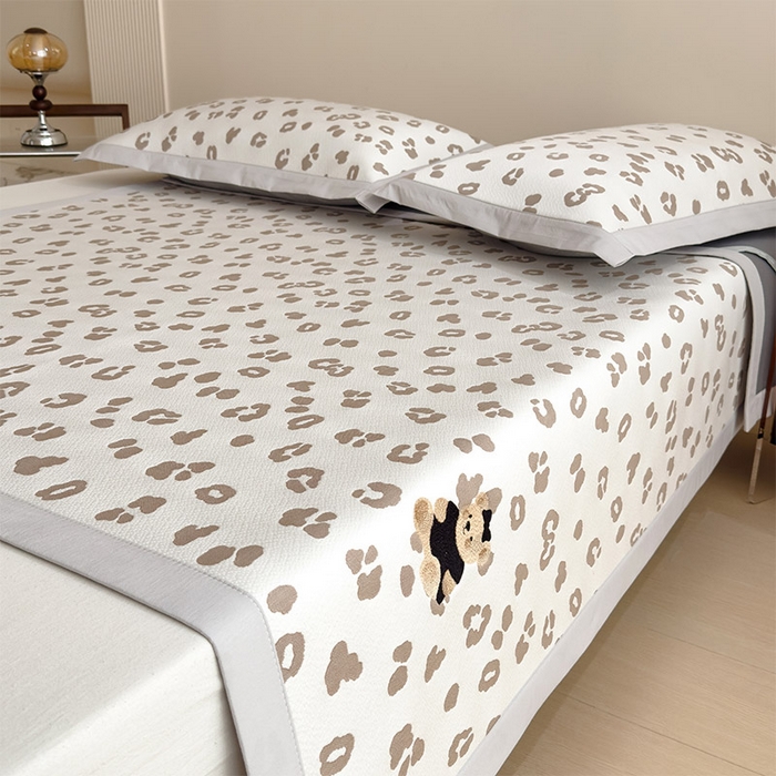 91家纺网 家纺一手货源 找家纺 几禾 2026春夏新款豹纹刺绣凉席空调软席凉席席子 小熊豹豹-浅咖 床席款