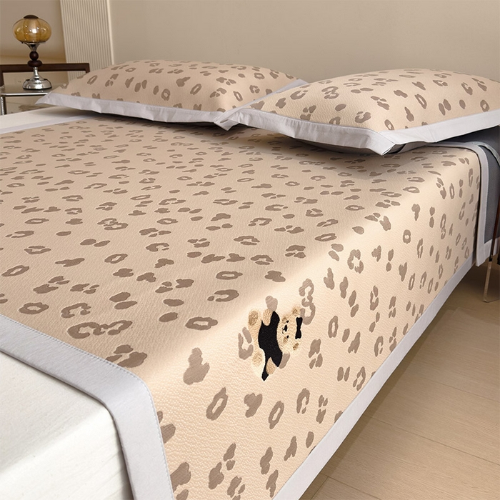 91家纺网 家纺一手货源 找家纺 几禾 2026春夏新款豹纹刺绣凉席空调软席凉席席子 小熊豹豹-咖 床席款