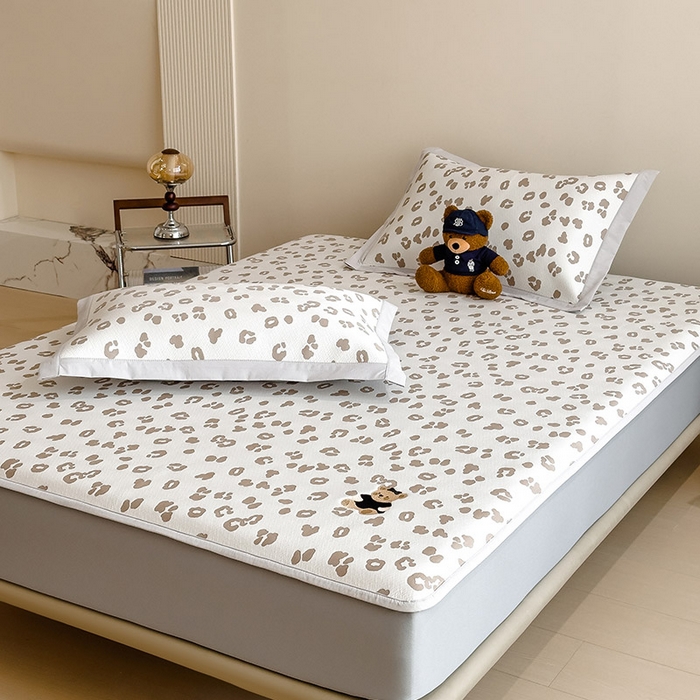 91家纺网 家纺一手货源 找家纺 几禾 2026春夏新款豹纹刺绣凉席空调软席凉席席子 小熊豹豹-浅咖 床笠款