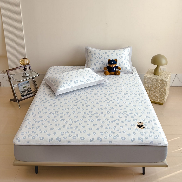 91家纺网 家纺一手货源 找家纺 几禾 2026春夏新款豹纹刺绣凉席空调软席凉席席子 小熊豹豹-浅蓝 床笠款