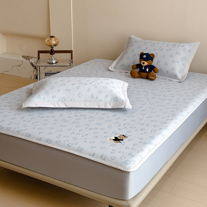 91家纺网 家纺一手货源 找家纺 几禾 2026春夏新款豹纹刺绣凉席空调软席凉席席子 小熊豹豹-蓝 床笠款