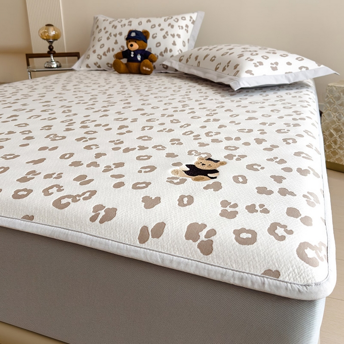 91家纺网 家纺一手货源 找家纺 几禾 2026春夏新款豹纹刺绣凉席空调软席凉席席子 小熊豹豹-浅咖 床笠款