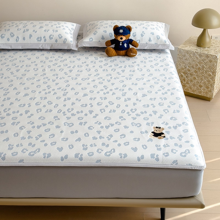 91家纺网 家纺一手货源 找家纺 几禾 2026春夏新款豹纹刺绣凉席空调软席凉席席子 小熊豹豹-浅蓝 床笠款