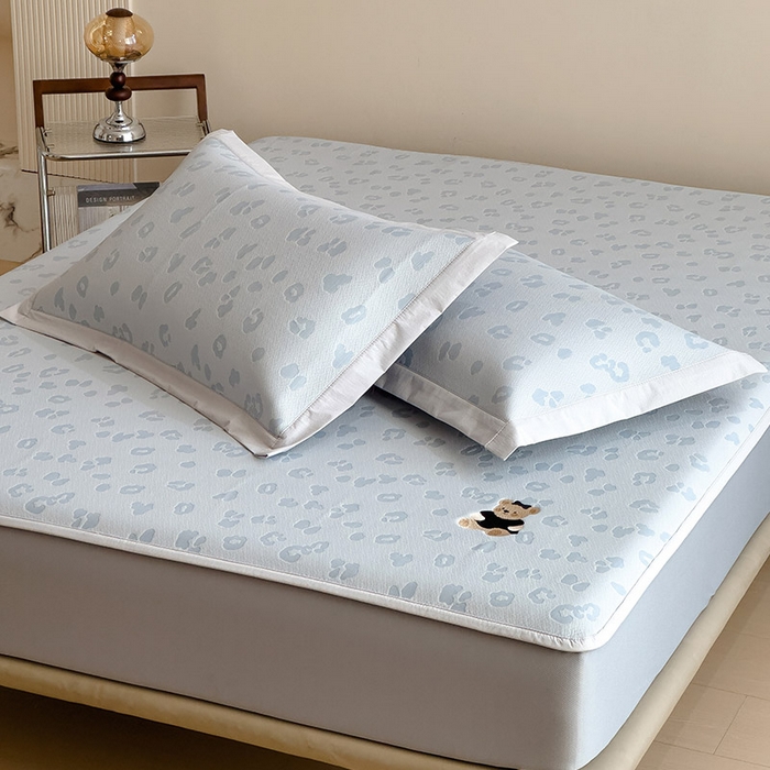 91家纺网 家纺一手货源 找家纺 几禾 2026春夏新款豹纹刺绣凉席空调软席凉席席子 小熊豹豹-蓝 床笠款