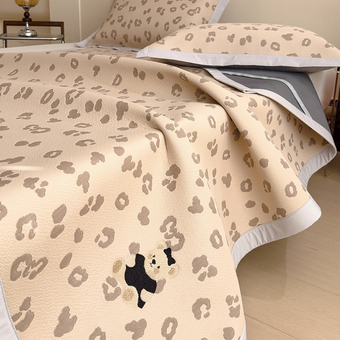 91家纺网 家纺一手货源 找家纺 几禾 2026春夏新款豹纹刺绣凉席空调软席凉席席子 小熊豹豹-咖 床席款