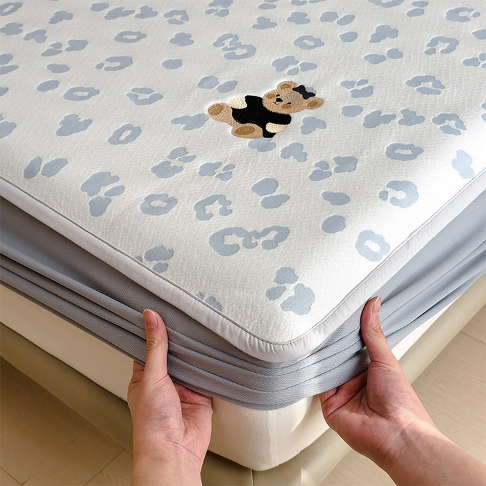 91家纺网 家纺一手货源 找家纺 几禾 2026春夏新款豹纹刺绣凉席空调软席凉席席子 小熊豹豹-浅蓝 床笠款