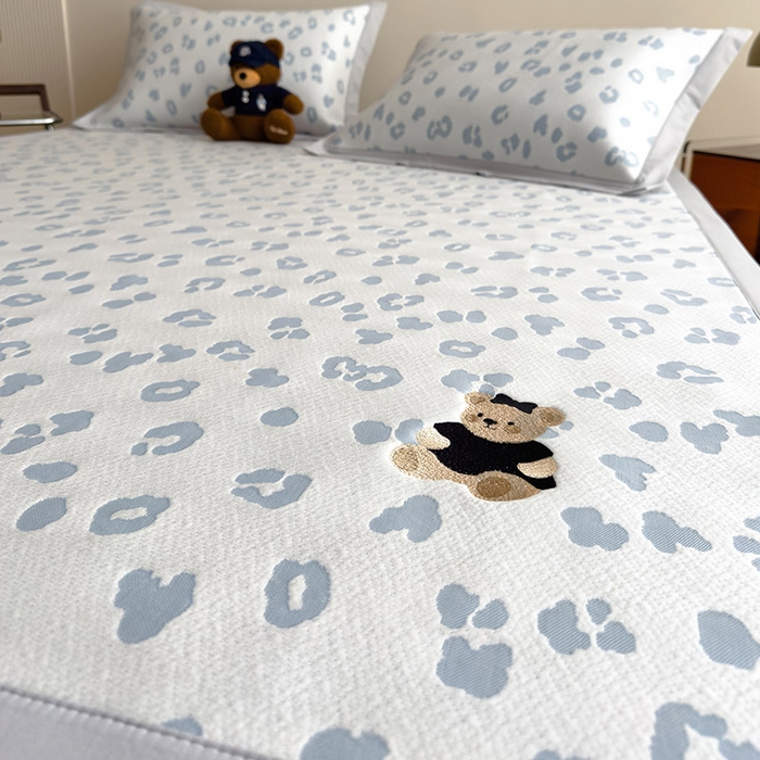 91家纺网 家纺一手货源 找家纺 几禾 2026春夏新款豹纹刺绣凉席空调软席凉席席子 小熊豹豹-浅蓝 床席款