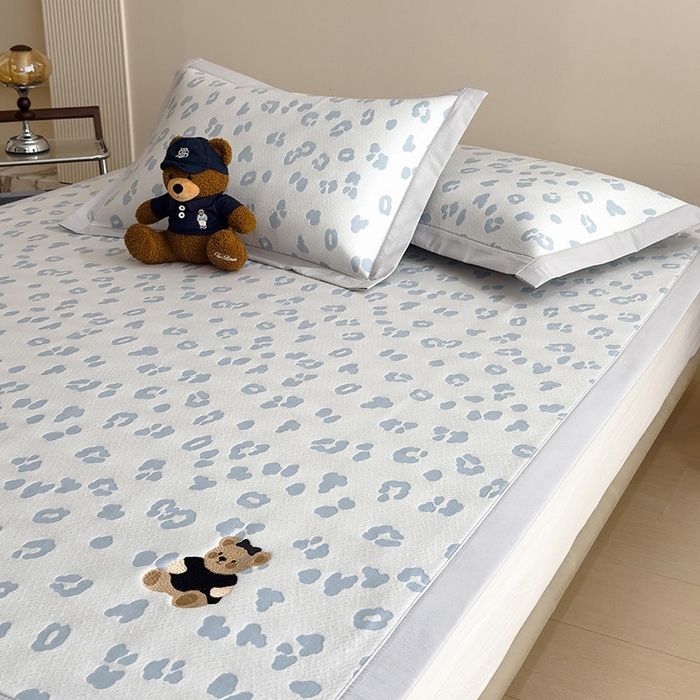 91家纺网 家纺一手货源 找家纺 几禾 2026春夏新款豹纹刺绣凉席空调软席凉席席子 小熊豹豹-浅蓝 床席款