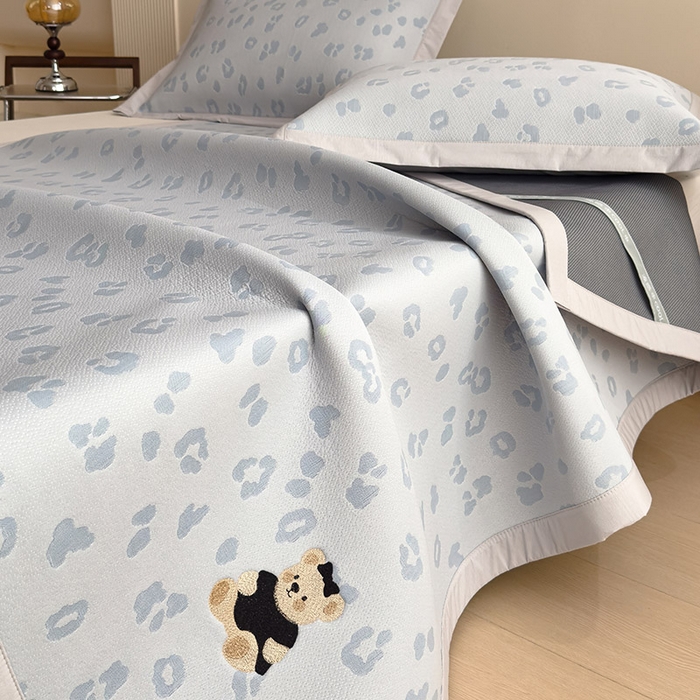 91家纺网 家纺一手货源 找家纺 几禾 2026春夏新款豹纹刺绣凉席空调软席凉席席子 小熊豹豹-蓝 床席款